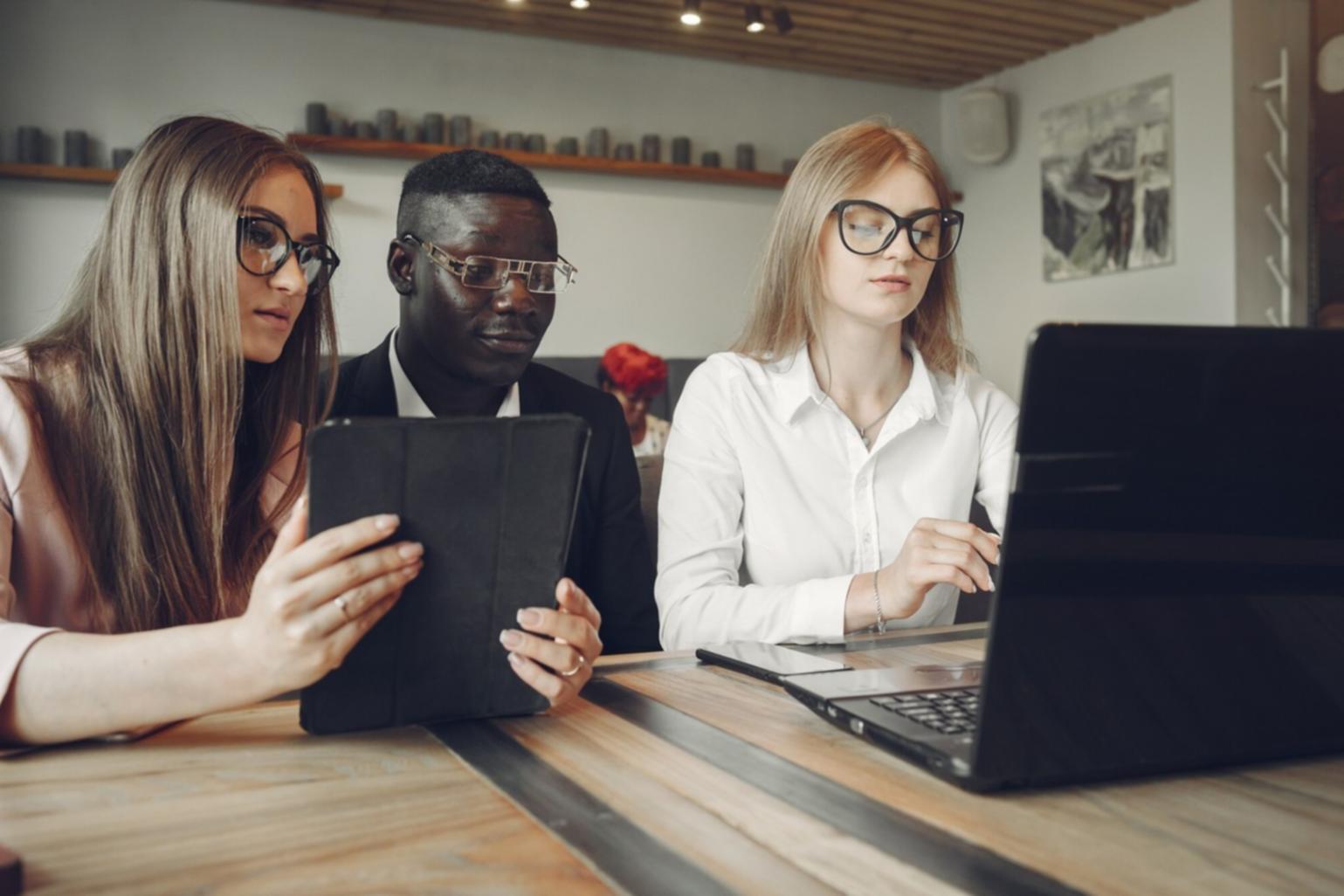 Interface de suivi des dépenses quirelthana sur ordinateur et téléphone