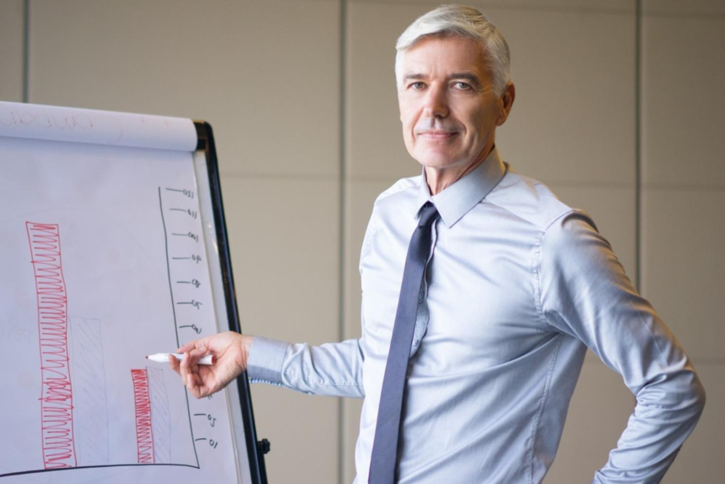 Bureau moderne avec écrans d'ordinateur montrant des tableaux de bord financiers